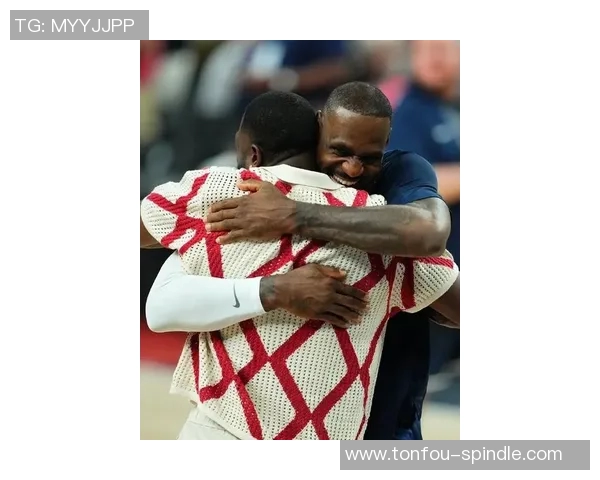 詹姆斯与足球明星亲密合影展现体育界友谊与合作的精彩瞬间